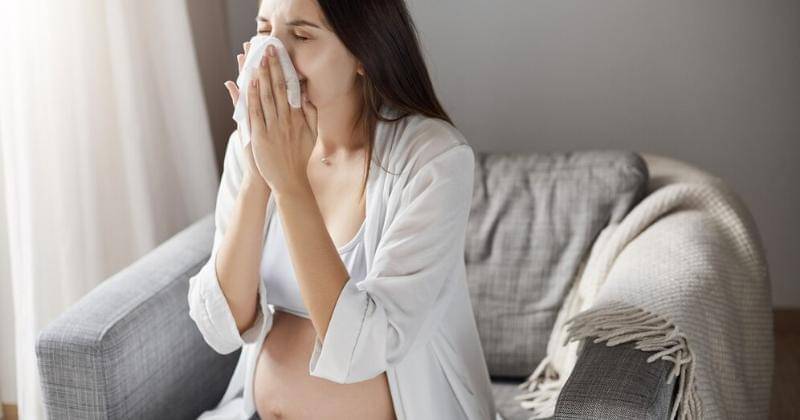 Sesak nafas ciri awal kehamilan - freepik/lookstudio